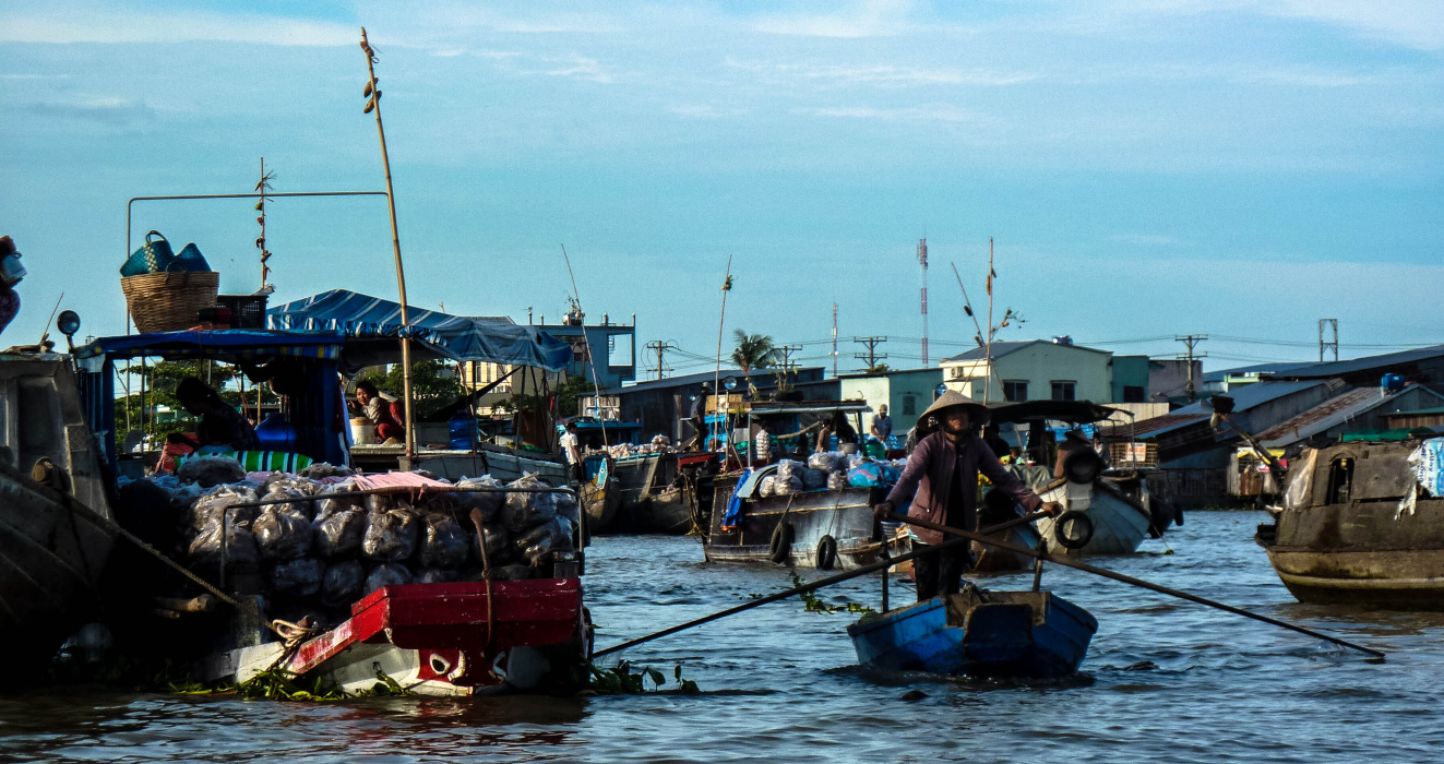 Trh na Mekongu v jeho deltě ve Vietnam